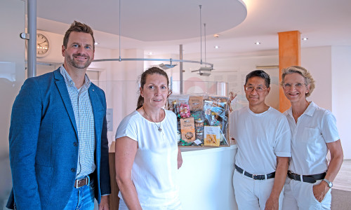 Christian Keunecke (links), Geschäftsführer der MVZ gGmbH, übergab dem Team des MVZ Innere Medizin Salzgitter um Michael Lim, Susen Mühe (2.v.l.), Michael Lim und Gabriele Wesenberg-Lim zum Start einen Präsentkorb. 