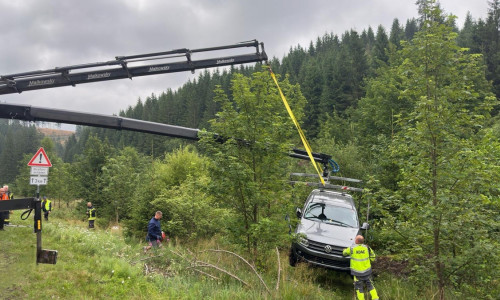 Das Unfallfahrzeug musste mit zwei Kränen aus dem Graben geborgen werden. 