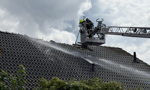 Das Feuer wurde von der Drehleiter aus bekämpft.