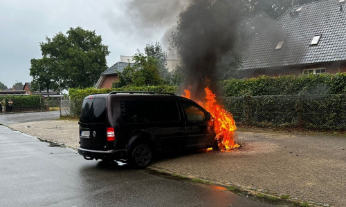Die Flammen schlugen aus dem Motorraum.
