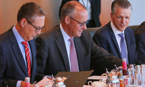 Michael Schrodi, Friedrich Merz, Thorsten Frei am 02.07.2025