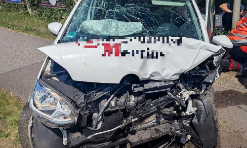 Völlig zerstörter VW in Buxtehude (Archiv)