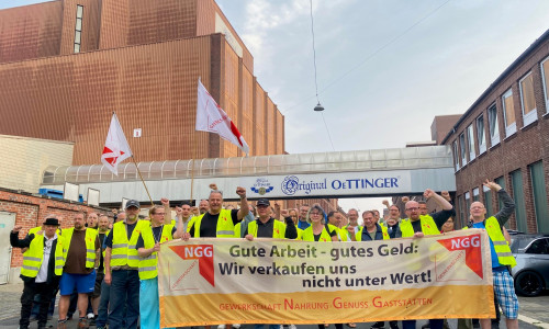 Die Streikenden bei der Auftaktveranstaltung an der Böcklerstraße heute morgen.