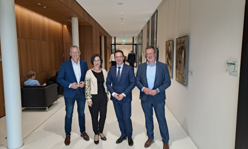 Dirk Naumann (Verwaltungsleiter und stellvertretender Geschäftsführer der Bundesakademie), Prof. Dr. Vanessa-Isabelle Reinwand-Weiss (Direktorin und Geschäftsführerin der Akademie), Falko Mohrs (Niedersächsischer Minister für Wissenschaft und Kultur) und Jan Schröder (SPD-Landtagsabgeordneter) (v. li.).