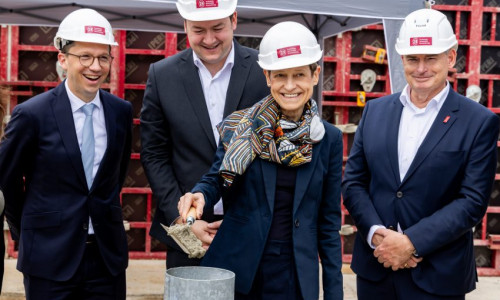 Wissenschaftsminister Falko Mohrs, Oberbürgermeister Thorsten Kornblum, TU-Präsidentin Angela Ittel und Vizepräsident für Personal, Finanzen und Hochschulbau Dietmar Smyrek (v.l.n.r.) legten gemeinsam die Zeitkapsel in die Grundsteinsäule.