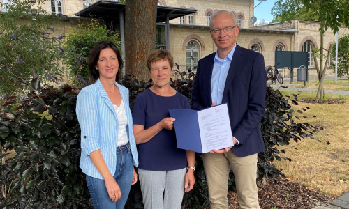 Astrid Paus (Mitte) überreichte den Förderbescheid über 45.000 Euro an Samtgemeindebürgermeister Marc Lohmann.