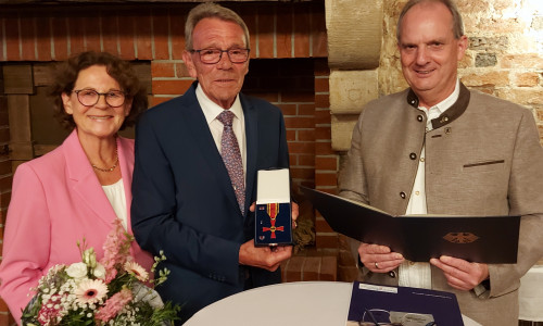 Thomas Reuter, stellvertretender Landrat des Landkreises Gifhorn (rechts), überreichte Dieter Wanglin am 03.07.2025 das Bundesverdienstkreuz. Gemeinsam mit Dieter Wanglin freute sich seine Frau Birgit Wanglin über die Auszeichnung.