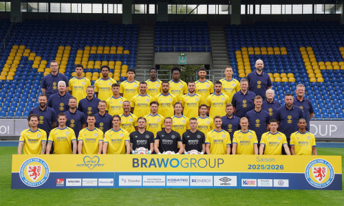 1. Reihe: Kevin Ehlers, Sebastian Polter, Frederik Jäkel, Levente Szabó, Marko Rajkovacic, Ron-Thorben Hoffmann, Leon Herdes, Lukas Frenkert, Louis Breunig, Erencan Yardimci, Sidi Sané. 2. Reihe: Heiner Backhaus (Cheftrainer), Marc Pfitzner (Co-Trainer) Marcel Goslar (Co-Trainer), Marvin Rittmüller, Sidney Raebiger, Lino Tempelmann, Robin Heußer, Jesper Schwarz (Performance), Julius Schell (Co-Trainer Videoanalyse), Jasmin Fejzic (Torwarttrainer). 3. Reihe: Florian Horn (Physiotherapeut), Christian Degenhardt (Leiter Physiotherapie), Max Marie, Robin Krauße, Leon Bell Bell, Mehmet Aydin, Fabio Di Michele Sánchez, Holm Stelzer (Teammanager), Berthold Schliwa (Betreuer), Christian Skolik (Zeugwart, Busfahrer). 4. Reihe: Florian Brand (Mannschaftsarzt), Walid Ould-Chikh, Sanoussy Ba, Johan Gómez, Christian Conteh, Abdel-Haq Awali, Fabio Kaufmann, Sven Köhler, Dr. Alexander Ruhe (Chiropraktor).