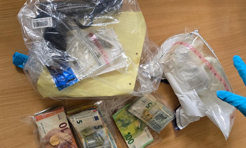 sichergestelltes Bargeld und Schreckschusswaffe (Archiv)