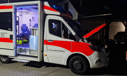  Am Sonntagabend wurde die Feuerwehr zu einem brennenden Rettungswagen in Ahnsen gerufen
