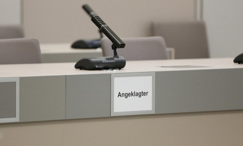 Schild mit der Aufschrift "Angeklagter" (Archiv)
