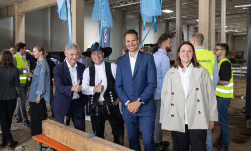Oberbürgermeister Frank Klingebiel, Dachdecker Jörg Gödecke, Adrian Zellner (Garbe) und Kasandria Lietz (Firma.Goldbeck Projektleitung) (v. li.).  