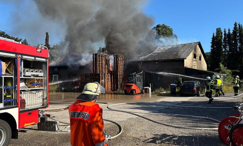Löscharbeiten bei Großbrand in Sittensener Lagerhalle (Archiv)