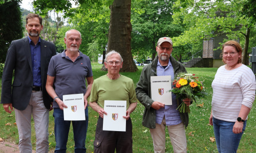 Stefan Behrens (links im Bild, Leiter des Fachbereichs Bauen und Umwelt) und Kathrin Schirok (rechts im Bild, Leiterin der unteren Naturschutzbehörde) ernennen die Landschaftswarte: Siegfried Maibaum (Zweiter von links), Paul Kunze (Mitte), und Thomas Moll. Nicht abgebildet: Volker Edelmann, Hans-Günther Schärf und Reinhard Vierke.