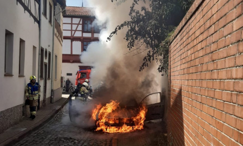 Am Dienstagnachmittag geriet in Helmstedt ein Auto in der Straße Fechtboden in Vollbrand