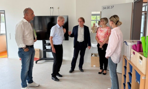 OB Frank Klingebiel, Rektorin Jasmin Volkmann und Vertretungen von Verwaltung und Schule.