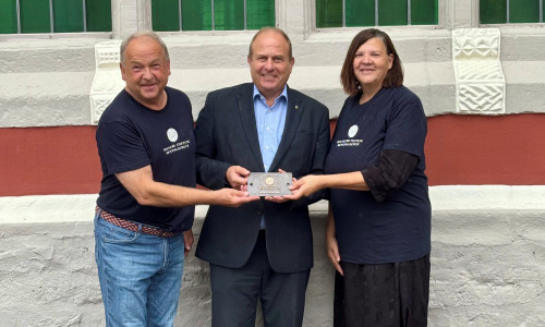 Karl-Heinz Broska (li.), Landrat Gerhard Radeck und Oona Scheppers bei der Übergabe.