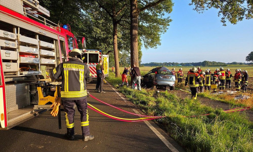 Rettungsdienst und Feuerwehr am verunfallten PKW (Archiv)