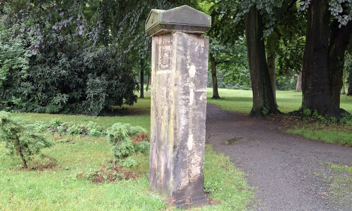 Die rund 80 bis 100 Kilogramm schwere Natursteinkrone von einer der beiden Eingangssäulen der Parkanlage Friedrich-Wilhelm-Straße wurde gelöst und verschoben.