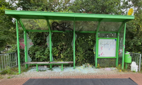 In Peine wurden sieben Haltestellenhäuschen zerstört.