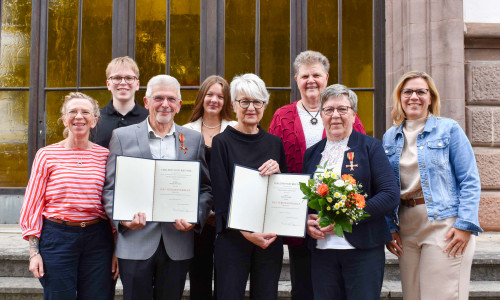 Mit dem Bundesverdienstkreuz ausgezeichnet: Erika Wagner (vorne, 2.v.r.) und Dieter Wagner (vorne, 2.v.l.). Die Ehrung nahm Landrätin Christiana Steinbrügge (vorne m.) vor. Begleitet wurden die Geehrten von Familie und Freunden.