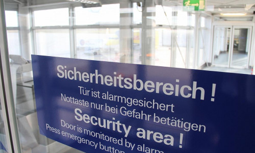 Sicherheitsbereich an einem Flughafen (Archiv)