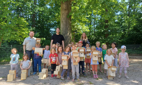 Die Kindertagesstätte Fliegenpilz übergab Ende Juni 2025 ihre fertig zusammengebauten Nistkästen.