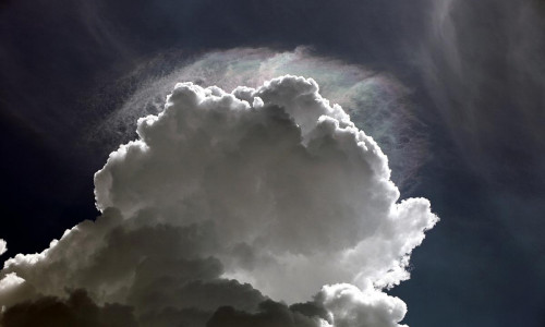 Wolken und Sonne kurz vor Unwetter (Archiv)