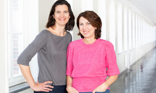 Gemeinsam gegen DNA-Viren: DEEP-DV Sprecherinnen Prof. Dr. Melanie Brinkmann (TU Braunschweig) und Prof. Dr. Nicole Fischer (UKE).