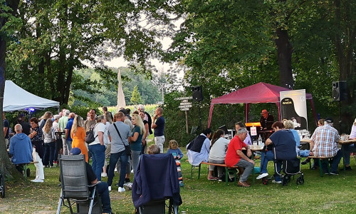 Launiger Sommerabend im Freibad Hemkenrode bei letztjährigen Piano & Drinks der Feuerwehr Hemkenrode.