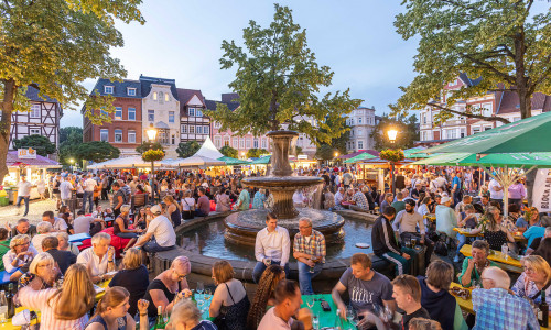 Der Historische Marktplatz in Peine bildet für das gemütliche Weinfest besonders in den Abendstunden eine schöne Kulisse.