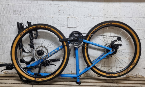 Dieses Mountainbike-Modell "Btwin" der Firma Decathlon befand sich in dem Transporter.
