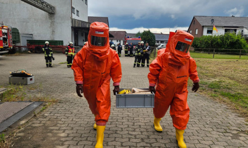 Die neuen Chemikalienschutzanzüge der Freiwilligen Feuerwehr Vechelde im Einsatz.