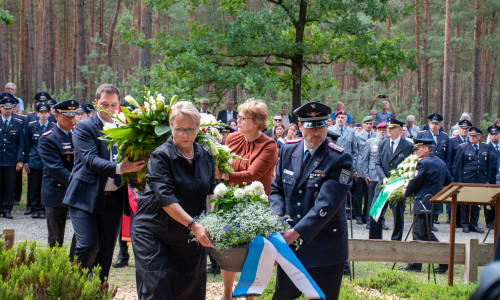 Kranzniederlegung mit Samtgemeindebürgermeisterin Karin Single und Samtgemeindebrandmeister Sven J. Mayer.