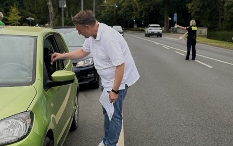 Bürgermeister Ivica Lukanic im Gespräch mit einem Verkehrsteilnehmer. Im Hintergrund Claudia Fricke von der Polizei Wolfenbüttel.