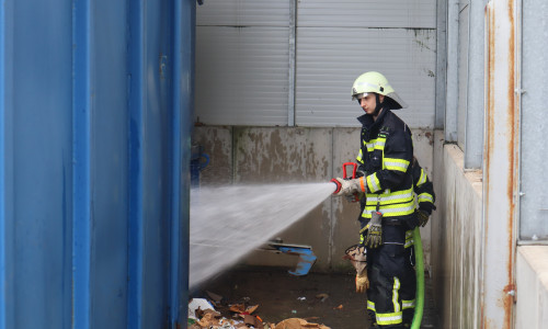 Ein technischer Defekt an einer Müllpresse löste am Freitagmittag einen Feuerwehreinsatz in einem Supermarkt in Groß Schwülper aus