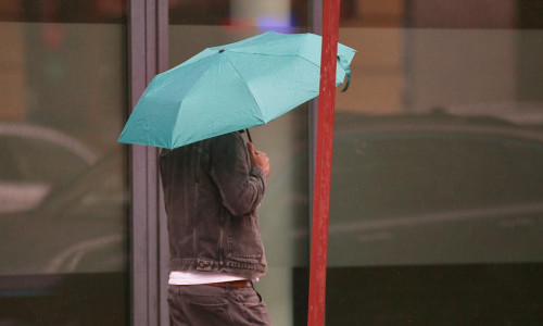 Mann mit Regenschirm am 28.08.2025