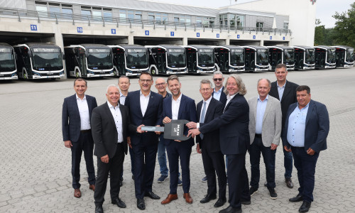 Feierliche Übergabe der zwölf neuen vollelektrischen MAN Gelenkbusse auf dem Betriebshof der WVG.
