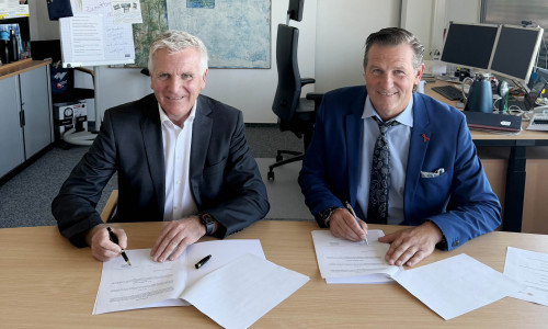 Thomas Ring und Torsten Glaser bei der Vertragsunterzeichnung. 