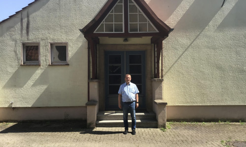 Schöppenstedts Stadtdirektor Rainer Apel vor dem DGH in Eitzum.