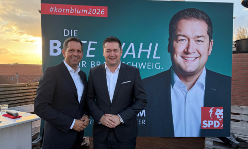 Niedersachsens Ministerpräsident Olaf Lies und Oberbürgermeister Dr. Thorsten Kornblum am Mittwochabend auf dem Sommerempfang der SPD Braunschweig. Hier wurde auch offiziell verkündet, dass Kornblum als Oberbürgermeister-Kandidat nominierst wurde.
