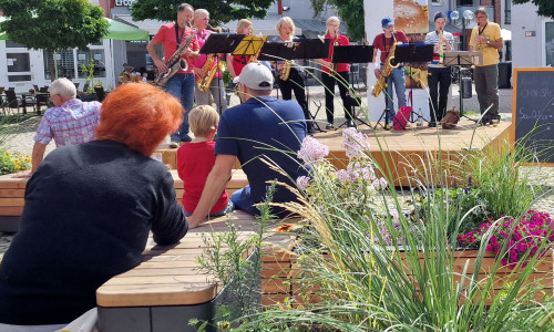 Besucher der Peiner Innenstadt erleben in der bepflanzten Stadtoase abwechslungsreiche Auftritte.
