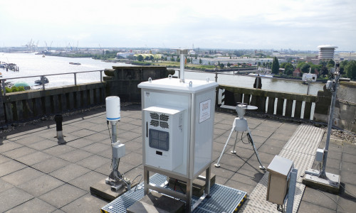 Der vom Deutschen Wetterdienst genutzte neue automatische Pollenmonitor der Wetzlarer Firma Hund auf dem Dach des Seewetteramtes in Hamburg. Solch eine Station könnte auch bald in Braunschweig stehen. 