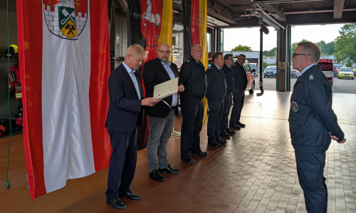 Oberbürgermeister Frank Klingebiel bei der Übergabe der Hochwasser-Ehrennadeln 2023/2024.
