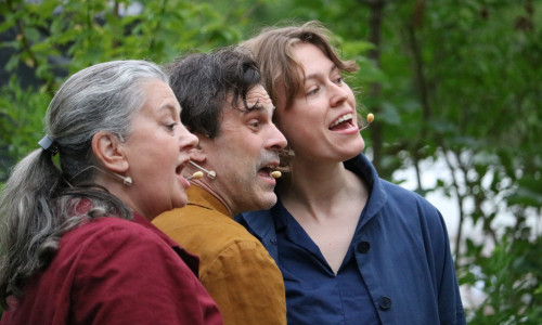 Regine Gebhardt, Folkert Dücker und Emma Schoepe während der Premierenvorstellung. 
