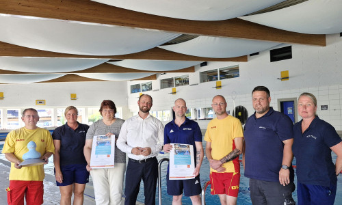 Bürgermeister Malte Schneider (4. v. li.), Badleiterin Frauke Hilal (3. v. li) und der Vorsitzende der DLRG-Ortsgruppe Schöningen Enno Deuter (3. v. re.) freuen sich mit dem Organisationsteam auf das dritte 12-Stunden-Schwimmen.