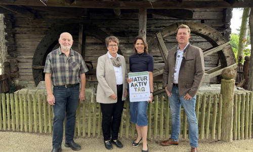 v.l..n.r Karl-Gustav Laser - Schäfer und Wolfsberater, Ute Spieler, Kreisrätin des Landkreises Gifhorn, Susanne Könecke, Fachkraft zur Stärkung des Ehrenamtes beim Landkreis Gifhorn und Sebastian Lipper - Betriebsleiter des Internationalen Mühlenmuseums geben beim Natur-Aktiv-Tag am 6. und 7. September 2025 Natur- und Artenschutz eine Bühne. 