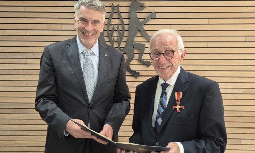 Heinz Möller (re.) wurde von Landrat Henning Heiß mit dem Verdienstkreuz am Bande des Verdienstordens der Bundesrepublik Deutschland ausgezeichnet.