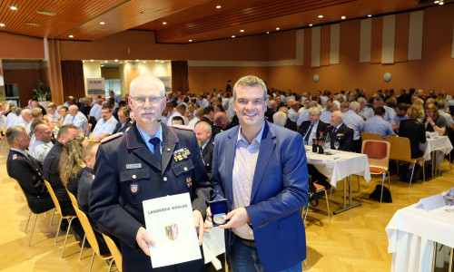 Landrat Dr. Alexander Saipa verleiht dem scheidenden Kreisbrandmeister des Landkreises Goslar die Ehrenmedaille des Landkreises Goslar. Den Rahmen bildete die Delegiertenversammlung der Kreisfeuerwehr.