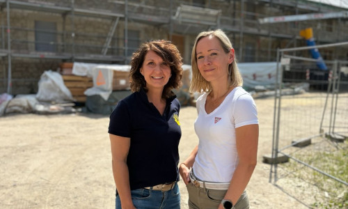Lydia Germer und Carolin Skupin kümmern sich um Sanierung und Vermietung der Wohnungen.